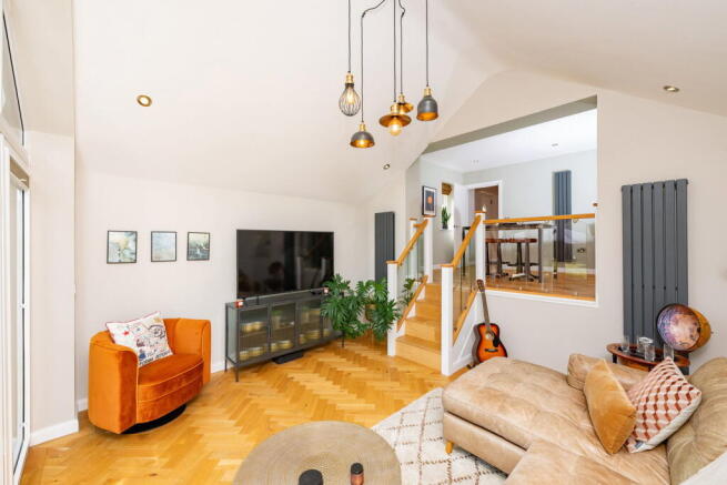 5 bed Detached for sale Image 7