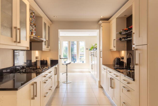 5 bed Detached for sale Image 4