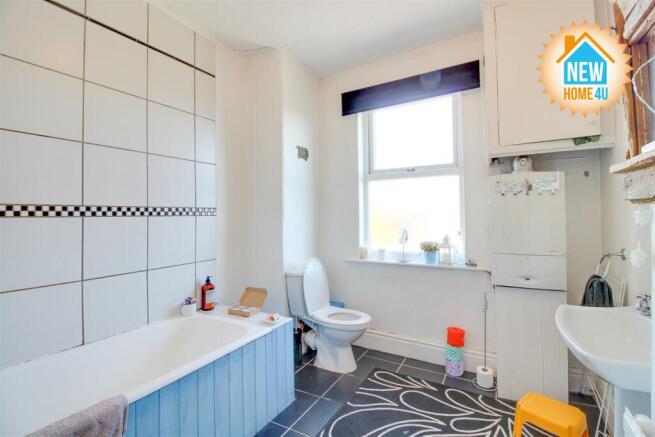 FAMILY BATHROOM: