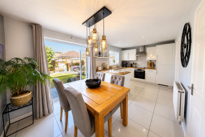 4 bed Detached for sale Image 5