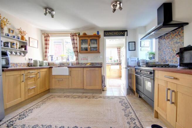 4 bed Detached for sale Image 4