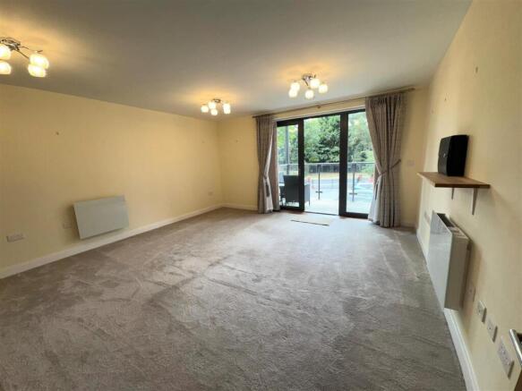 2 bed Flat for sale Image 5