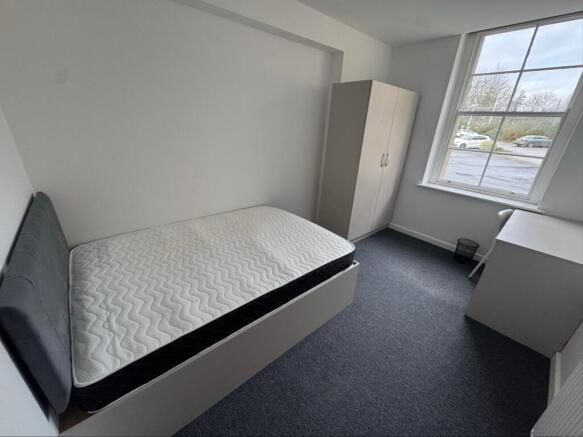 5 bed Apartment to rent Image 6