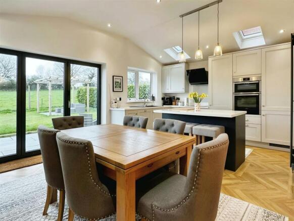 Kitchen / Dining Area