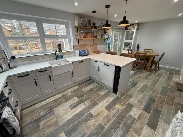 Modern Fitted Kitchen / Diner