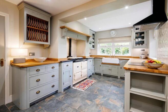 6 bed Detached for sale Image 4