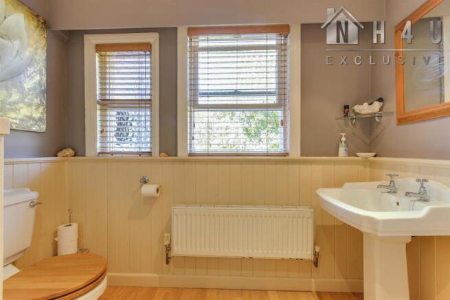 FAMILY BATHROOM: