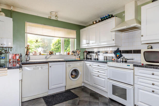 KITCHEN/BREAKFAST...