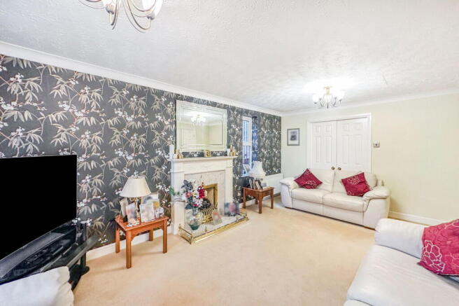 5 bed Detached for sale Image 7