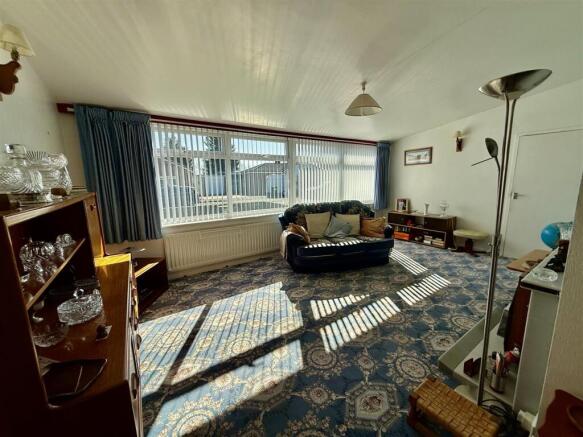 LOUNGE & DINING ROOM