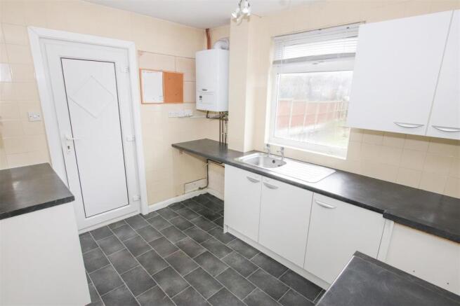 FITTED KITCHEN