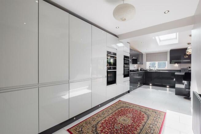 5 bed Detached for sale Image 7