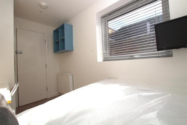 4 bed House to rent Image 6