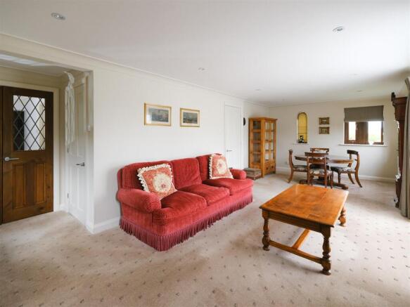 4 bed Detached for sale Image 10