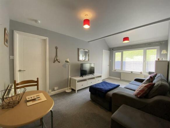 LOUNGE 3.JPG