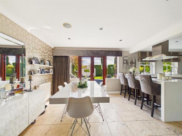 5 bed Detached for sale Image 4