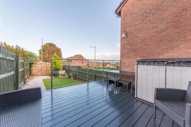 6 Heather Court-12.jpg