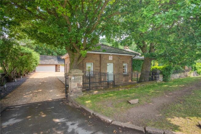 6 bed Detached for sale Image 8