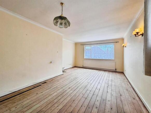 Hillsborough Crescent, Glen Parva, Leicester photo 4