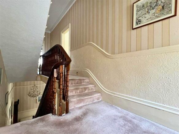 5 bed Semi-Detached for sale Image 11