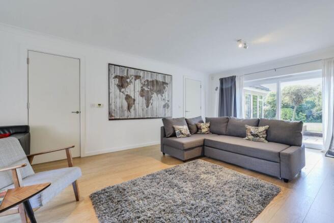 6 bed Detached to rent Image 8