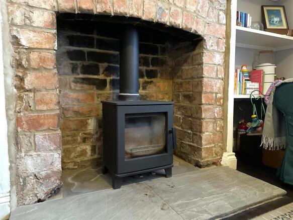Feature Fireplace & Inset Log Burner 922