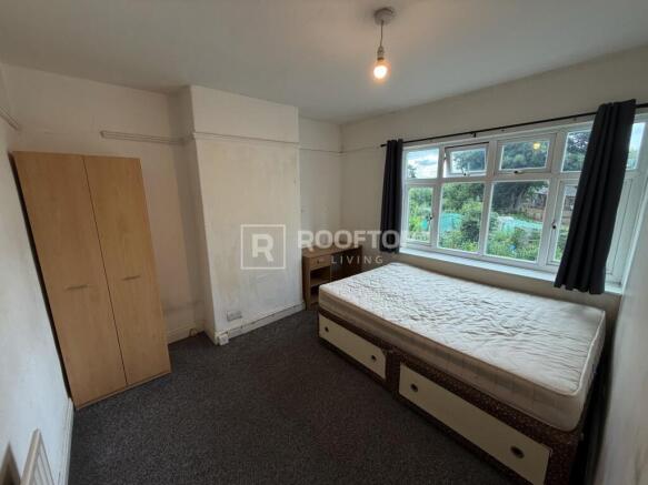 4 bed House to rent Image 11