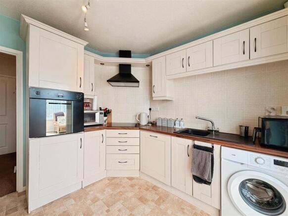 2 bed Semi-Detached Bungalow for sale Image 6