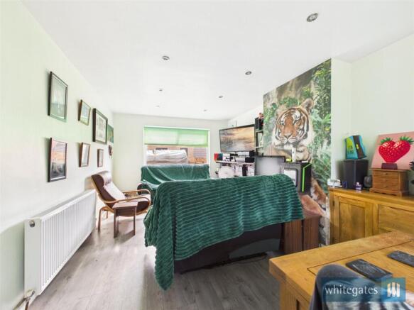 5 bed Semi-Detached for sale Image 5