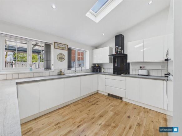 5 bed Detached for sale Image 8