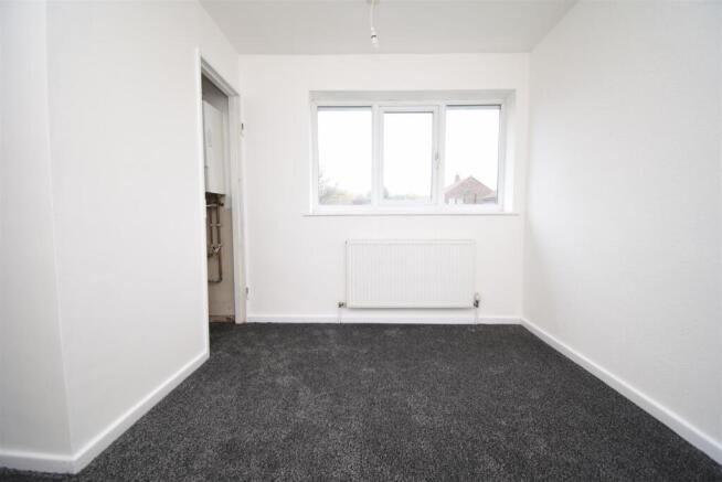 2 bed Terraced to rent Image 5