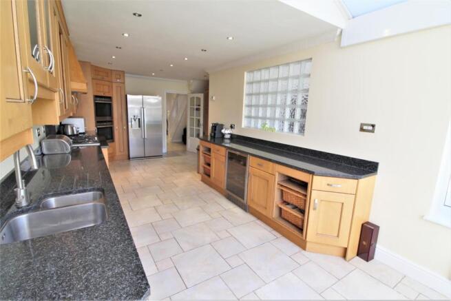 KITCHEN/BREAKFAST ROOM