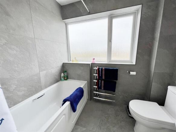 Bathroom pic 1.jpg
