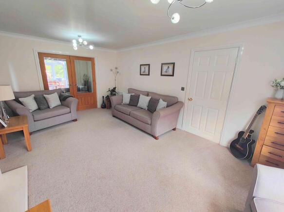 6 bed Detached for sale Image 5