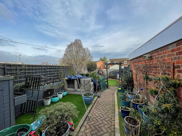 30 Dunoon Mead - Garden