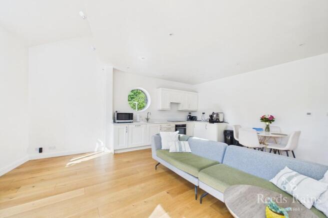 2 bed Apartment to rent Image 4