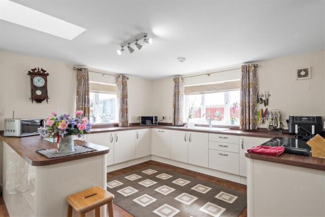 4 bed Detached for sale Image 8