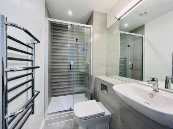 MASTER EN-SUITE