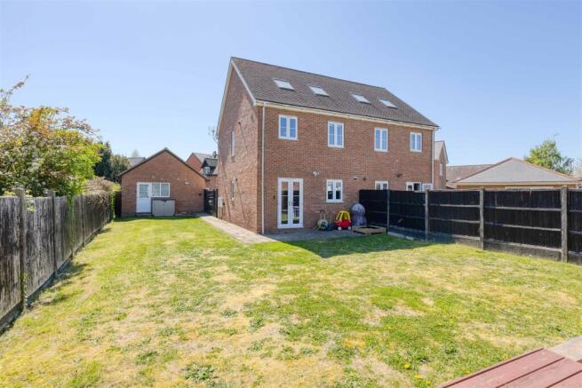 L shaped wraparound garden