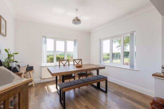 5 bed Detached for sale Image 7