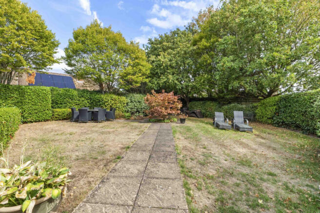 Flat 4, Bank Apartments, Dean Street, SL7 3DX (LOW