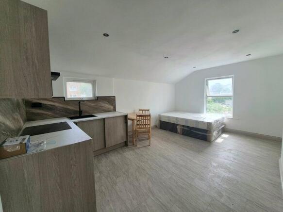 Studio flat in Hendon/Station road