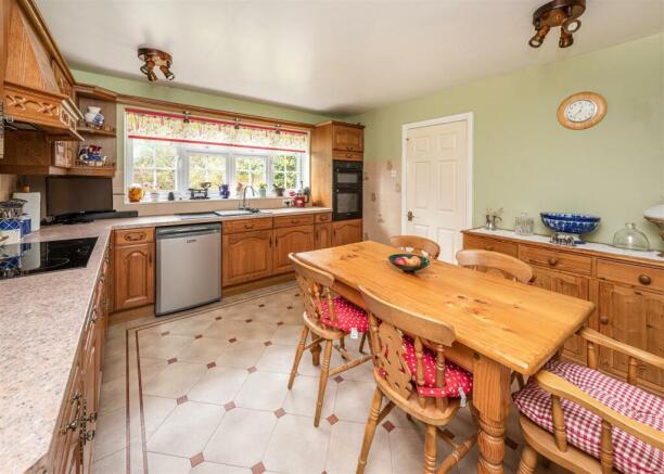 5 Springhill Park-kitchen2.jpg
