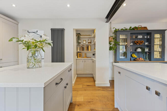 5 bed Detached for sale Image 7