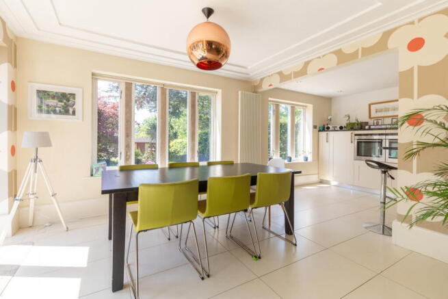 5 bed Detached for sale Image 8