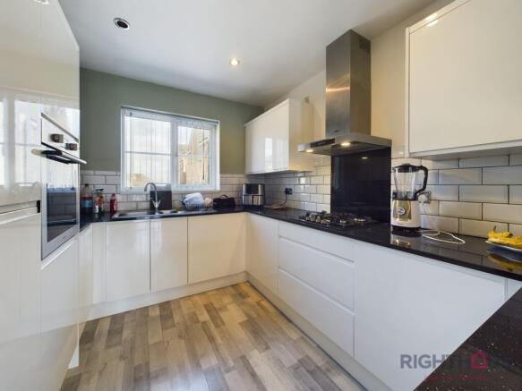 5 bed Town House for sale Image 4