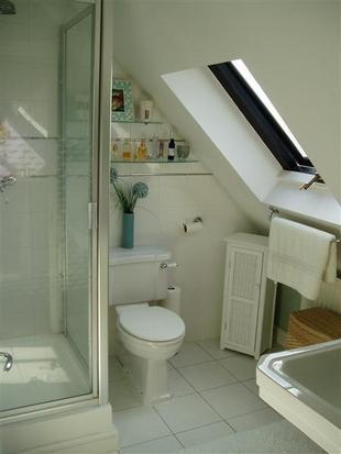 EN-SUITE SHOWER ROOM