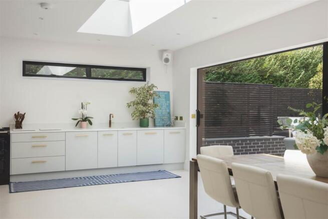 6 bed Detached for sale Image 11