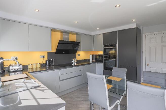4 bed Detached for sale Image 4