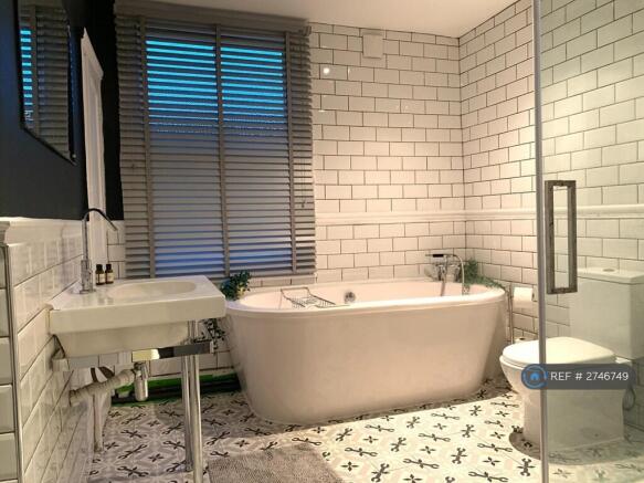 Modern High-Spec Bathroom 